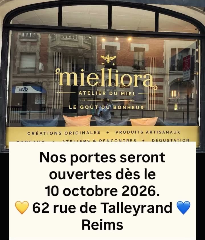Instagram : la vitrine du 62 rue de Talleyrand se dévoile, lettrage or « Atelier du Miel »