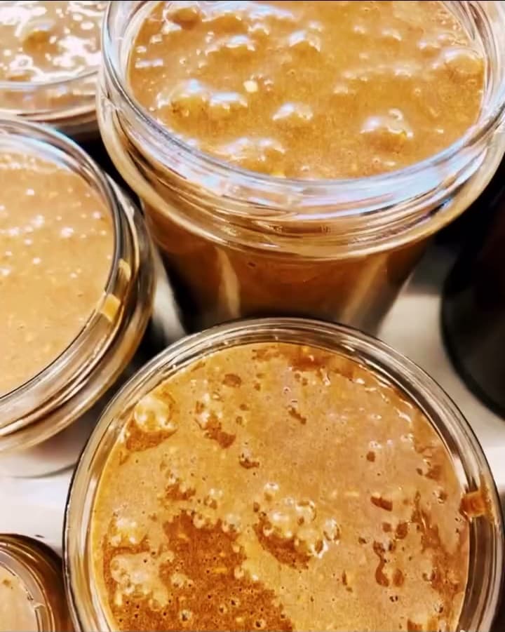 Instagram : des pots de miel travaillé à l’atelier, vus de tout près